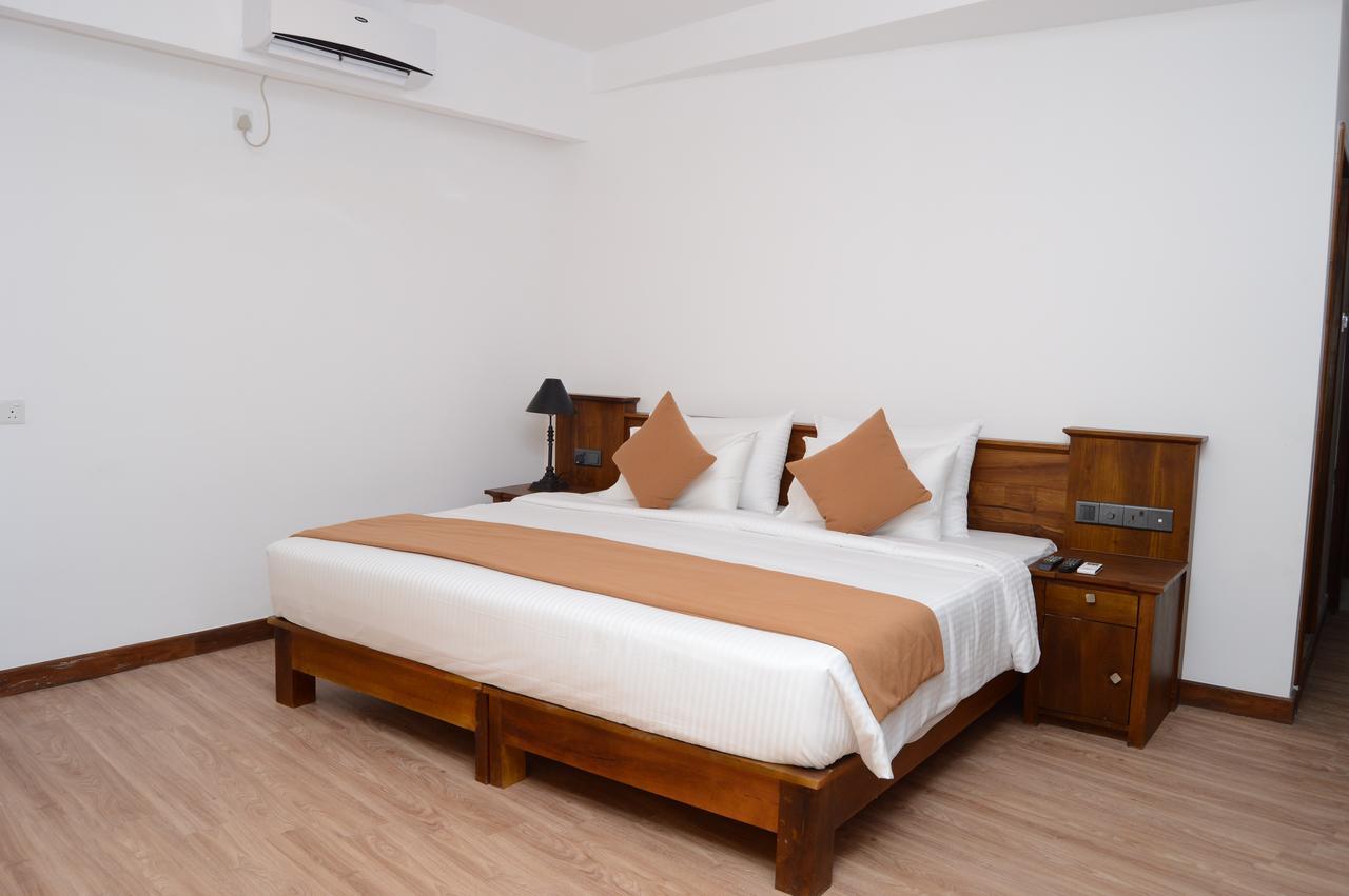 Sandriana Lake View Hotel Kandy Exterior foto