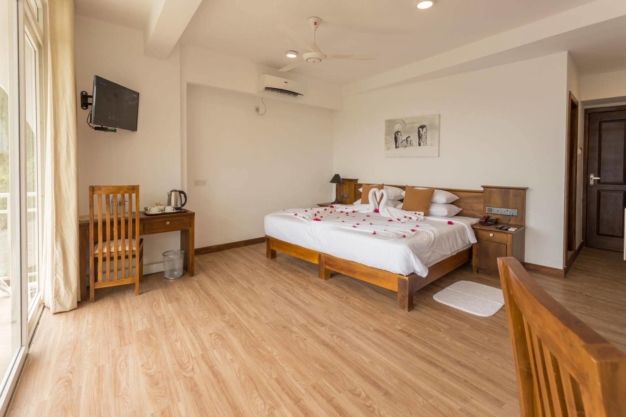 Sandriana Lake View Hotel Kandy Exterior foto