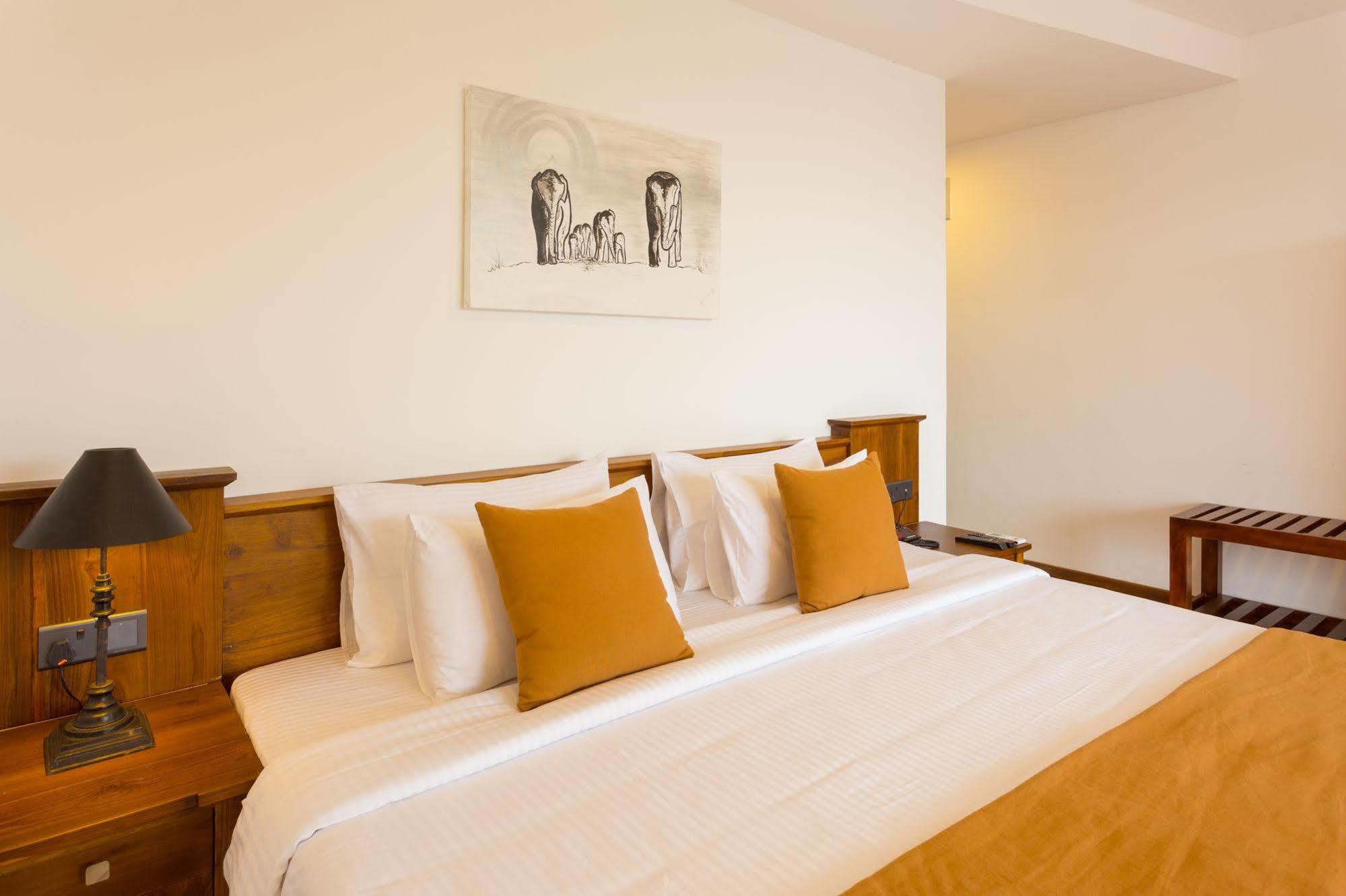 Sandriana Lake View Hotel Kandy Exterior foto
