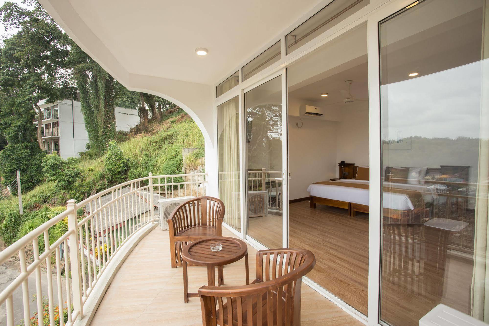 Sandriana Lake View Hotel Kandy Exterior foto