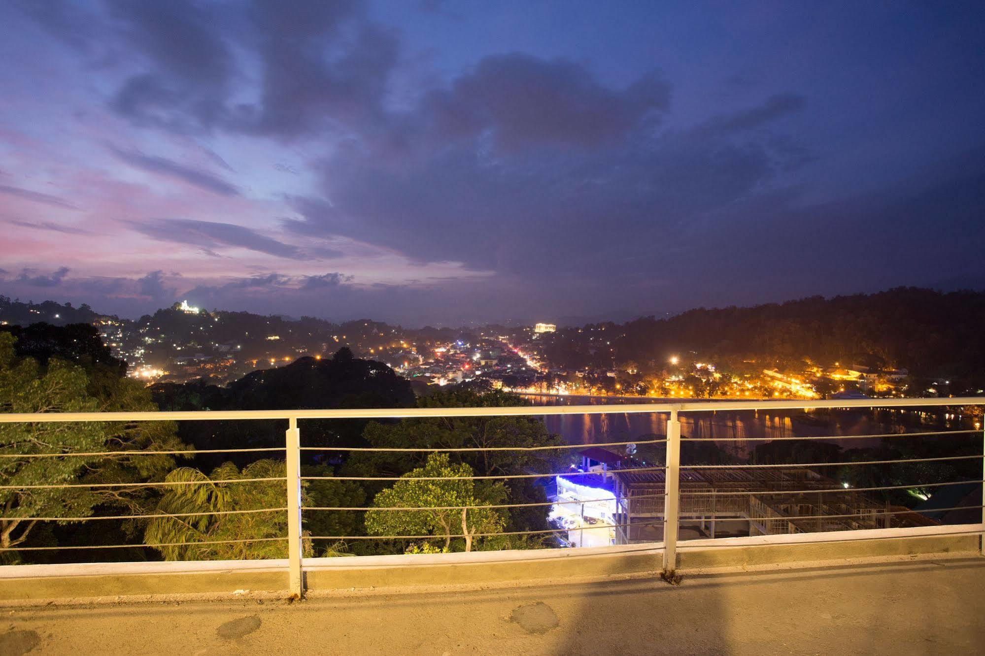 Sandriana Lake View Hotel Kandy Exterior foto